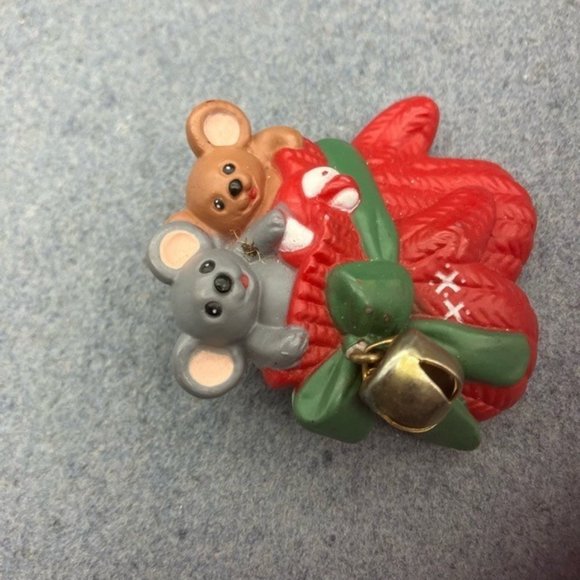 Christmas Pin Brooch Mice Mouse Brown Grey Red Mitten Green Jingle Bell Retro - Picture 4 of 7